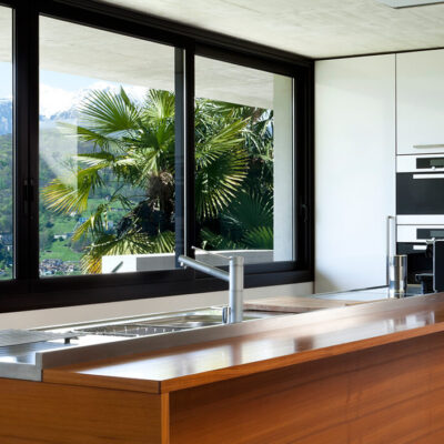 Une petite maison d’invités contemporaine avec un espace de vie compact.